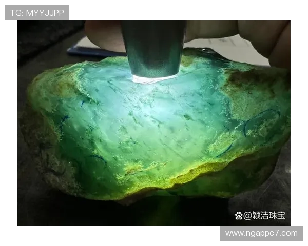 翡翠直播鉴赏：揭秘高品质翡翠的选购技巧与鉴别方法